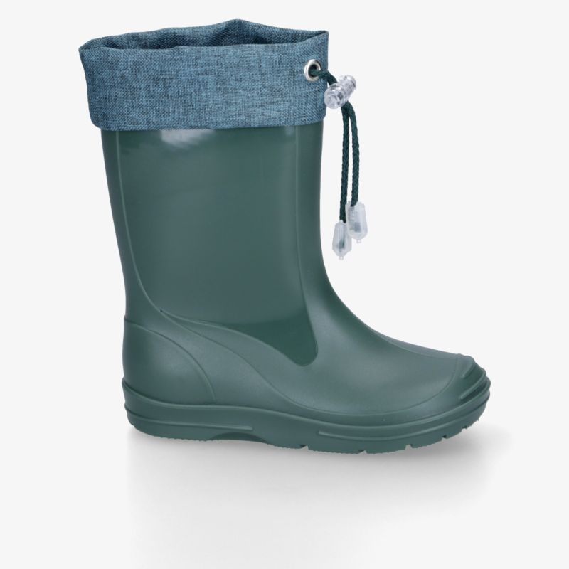 Grüner Gummistiefel mit weichem Stoffschaft, praktischem Kordelzug und rutschfester Profilsohle in schräger Ansicht