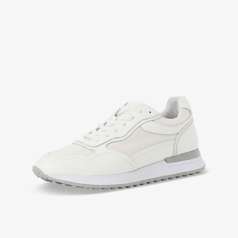 Moderner weißer Sneaker in schräger Vorderansicht mit komfortablem und leichtem Design