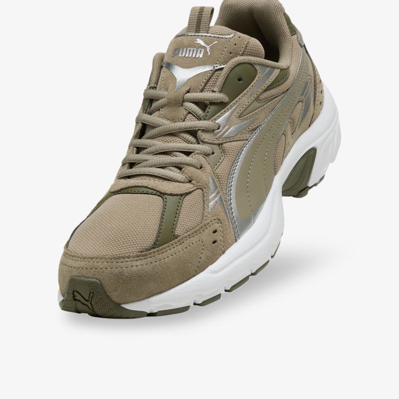 Beiger sportlicher Sneaker mit robuster Sohle und gepolsterter, atmungsaktiver Oberfläche, idealer Tragekomfort