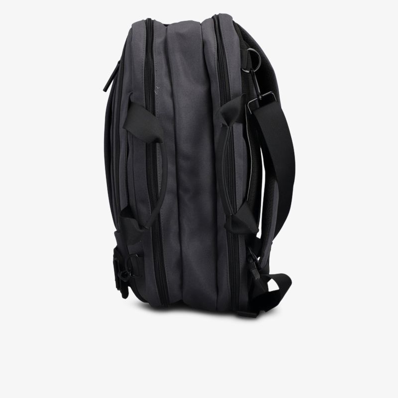 Robuste, schwarze Umhängetasche mit mehreren Fächern und gepolstertem Schultergurt seitliche Ansicht