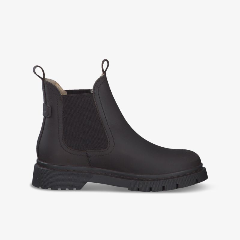 Seitliche Ansicht eines schwarzen Chelsea Boots mit elastischem Einsatz und robuster rutschfester Sohle, komfortabel und vielseitig