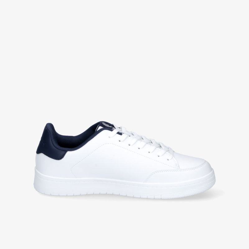 Moderner weißer Sneaker mit navyblauem Fersenbereich, bequeme Passform und klarer seitlicher Ansicht