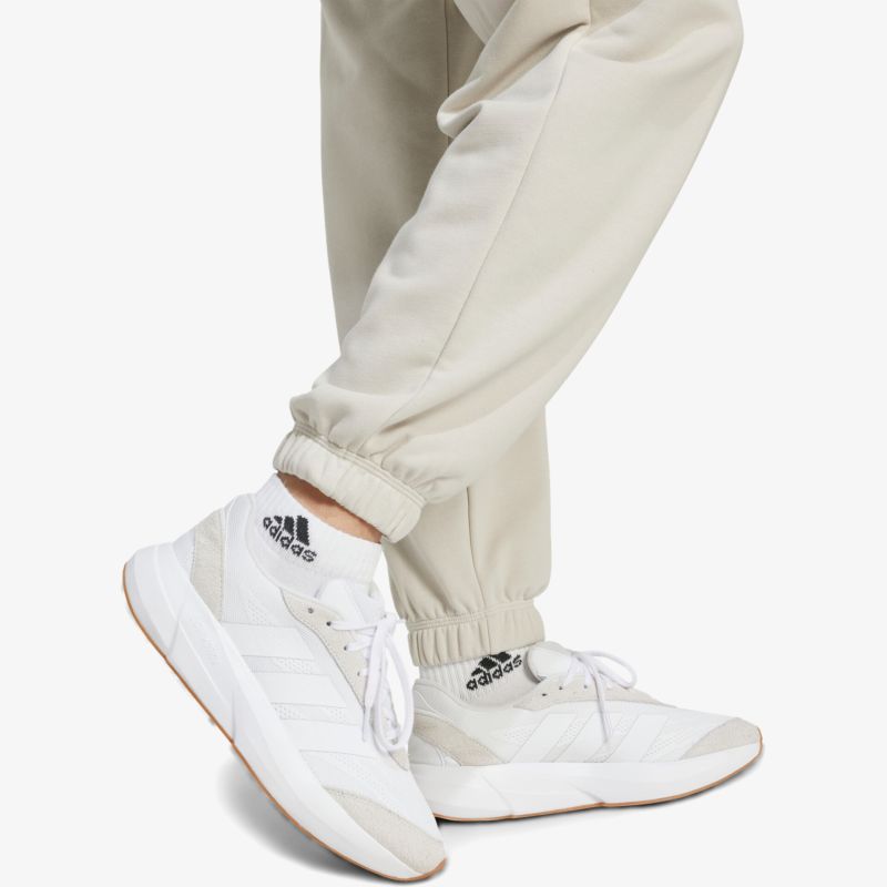 Leichter weißer Sneaker mit sportlichem Design und komfortabler, flexibler Sohle getragen am Fuß