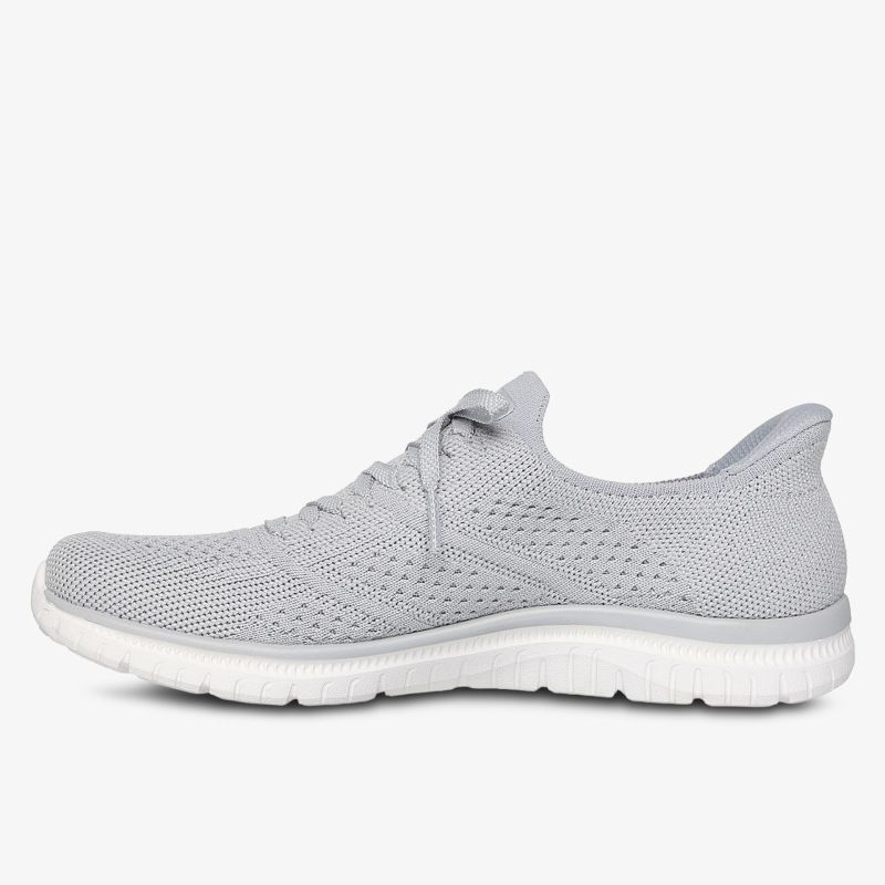 Bequemer grauer Schuh aus atmungsaktivem Material in seitlicher Ansicht.