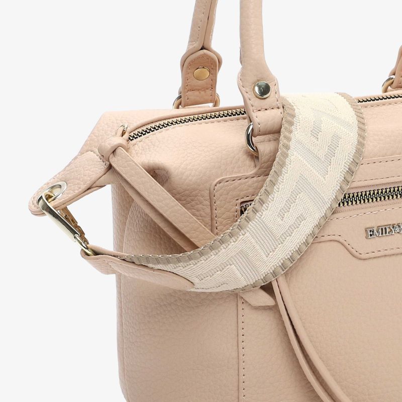 Detailaufnahme eines hochwertigen Lederschultergurts mit robustem Metallkarabiner und dezentem Muster