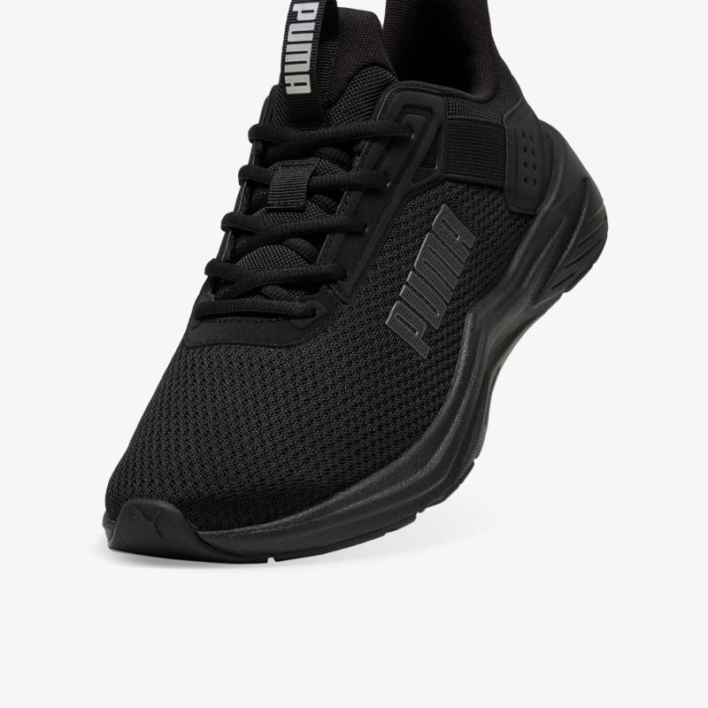 Schwarzer sportlicher Laufschuh mit atmungsaktivem Material, leicht und komfortabel für vielseitigen Einsatz.