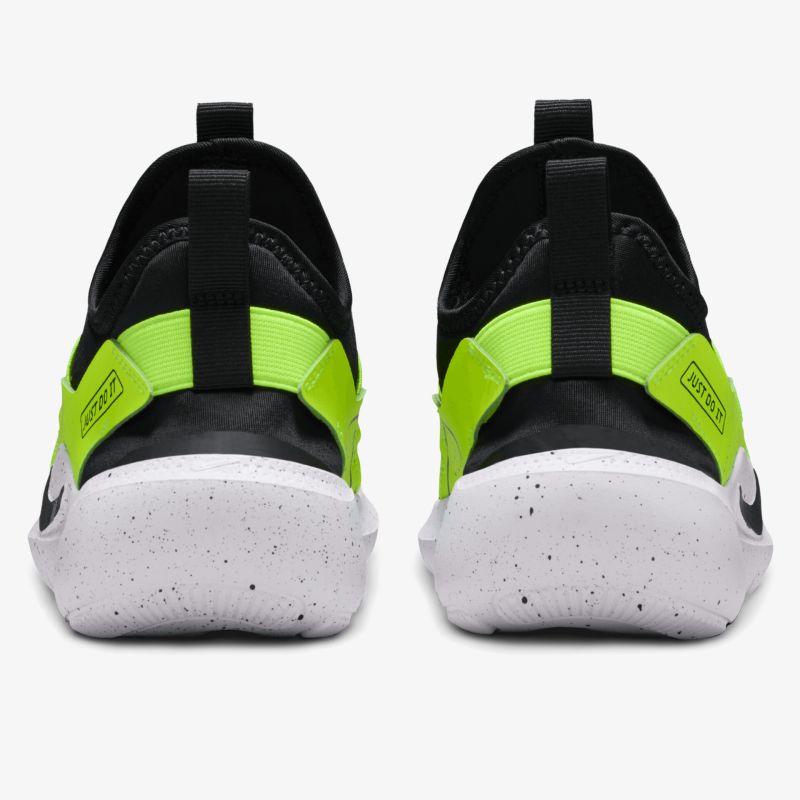 Rückansicht sportlicher, leichter Schuhe mit auffälligen Neon-Elementen und komfortabler weißer Sohle