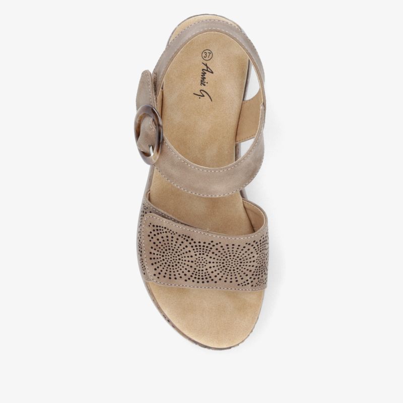 Beige Sandale mit verstellbarem Riemen, weichem Fußbett und gestanztem Blumenmuster, komfortabel und leicht
