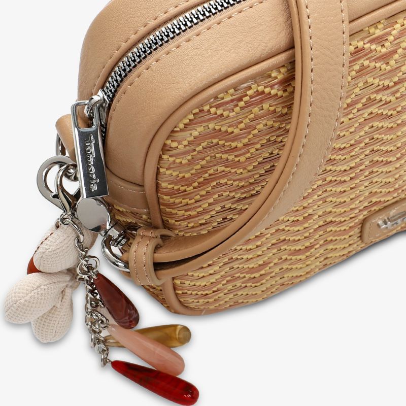 Elegante Handtasche mit texturiertem Design und tollem Charm-Anhänger.