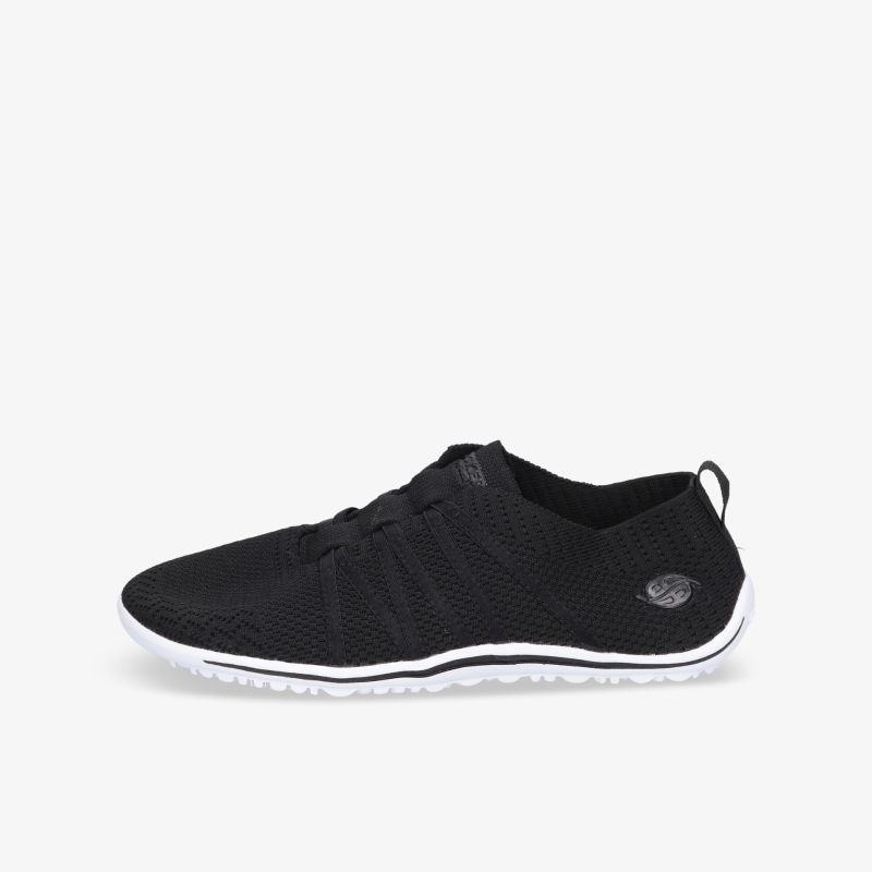 Minimalistischer schwarzer Schuh mit leichtem Mesh-Obermaterial und flexibler Sohle, ideal für Sport und Freizeit.