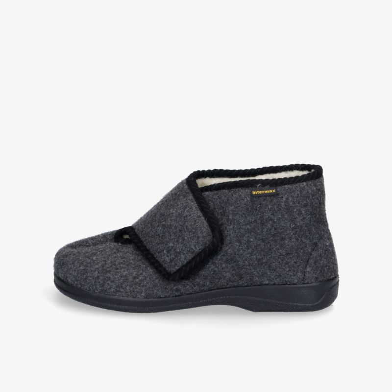 Graue Wollfilz-Slipper mit Klettverschluss. Bequem und warm für den Innenbereich. Strapazierfähige Gummisohle.