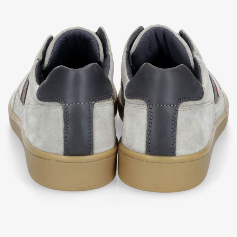 Rückansicht von weißen Sneakern mit dunkelblauen Details und robuster Gummisohle für optimalen Komfort