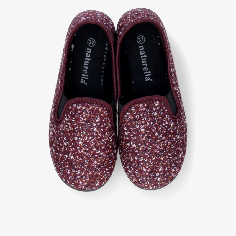 Rote glitzernde Slip-On Schuhe mit bequemem Design, stilvoll und perfekt für den Alltag.
