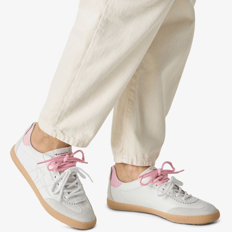 Bequeme weiße Sneaker mit rosa Schnürsenkeln und flexibler Sohle, sportlich und leicht