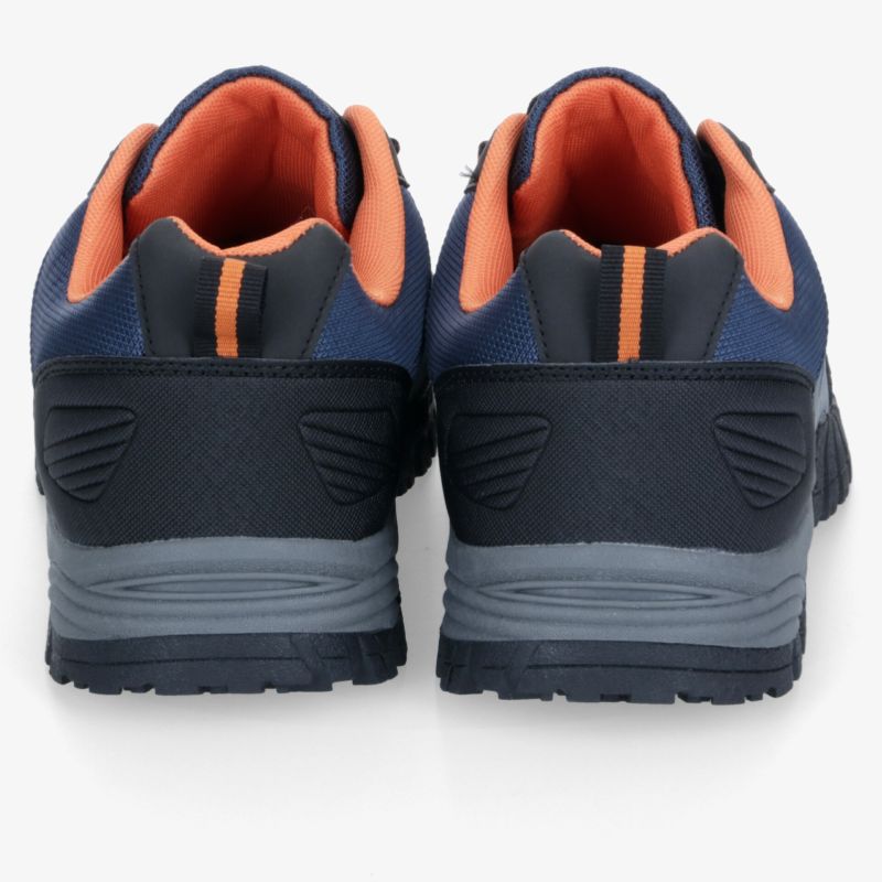 Paar schwarze Sportschuhe in Rückansicht mit orangefarbenem Innenfutter, stabiler Fersenpartie und griffiger Sohle