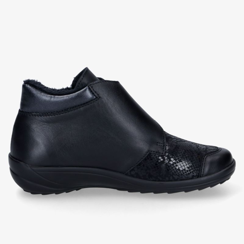 schwarzer Sneaker aus Leder mit rutschfester Sohle und modernem, komfortablem Design, seitliche Ansicht