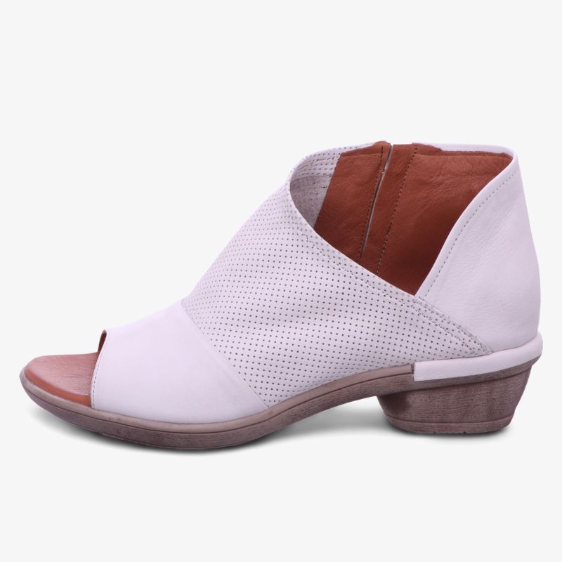 Elegante Leder-Sandale mit niedrigem Absatz und atmungsaktivem Design für besten Komfort.