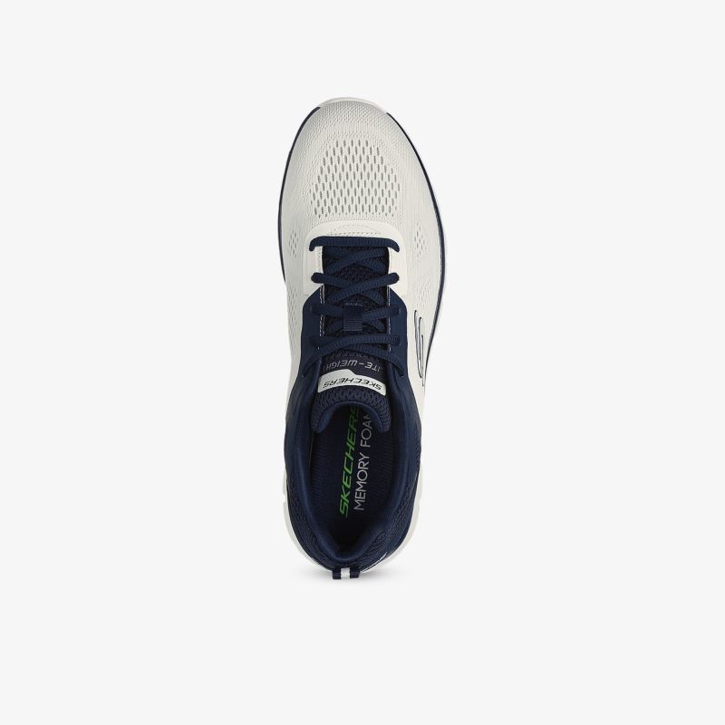 Weißer Sportschuh mit blauen Akzenten, atmungsaktivem Obermaterial und komfortabler Polsterung von oben
