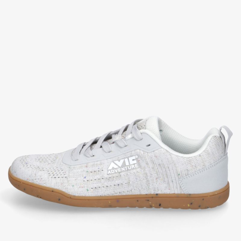 Leichter grauer Sneaker mit atmungsaktivem gestricktem Obermaterial und brauner rutschfester Sohle, bequem und flexibel
