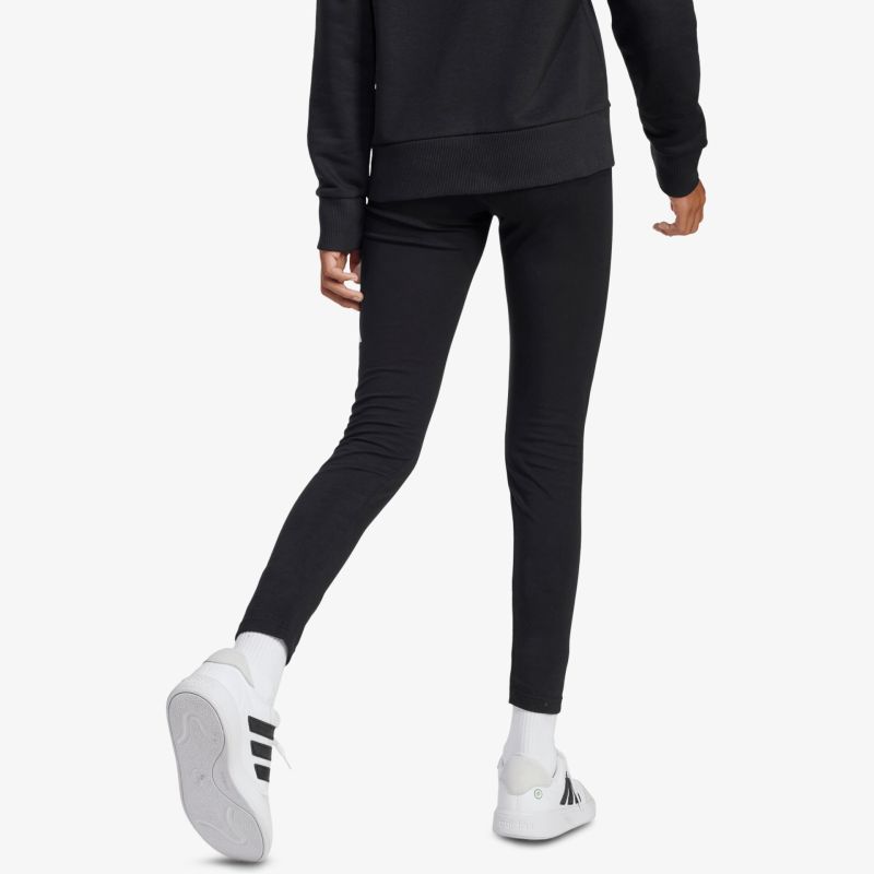 Schwarze enge Hose mit sportlichem Schnitt und bequemer Passform, getragen von hinten