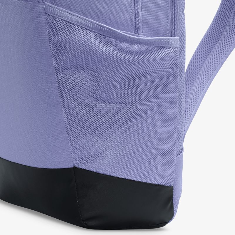 Detailaufnahme eines violetten Rucksacks mit schwarzem eckigem Boden und Netzwerk-Seitentasche