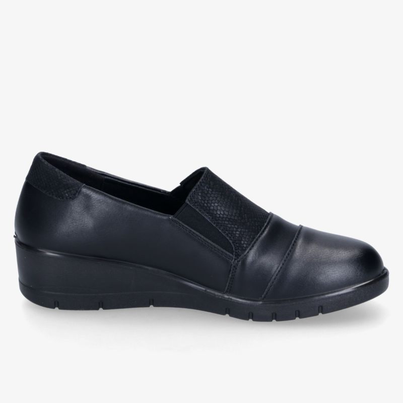 Schwarzer Slip-on-Schuh mit bequemer Keilsohle, elegantem Design und rutschhemmendem Profil in klarer Seitenansicht.