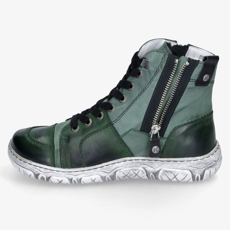Grüner Sneaker aus hochwertigem Leder mit seitlichem Reißverschluss und robuster Profilsohle in seitlicher Ansicht