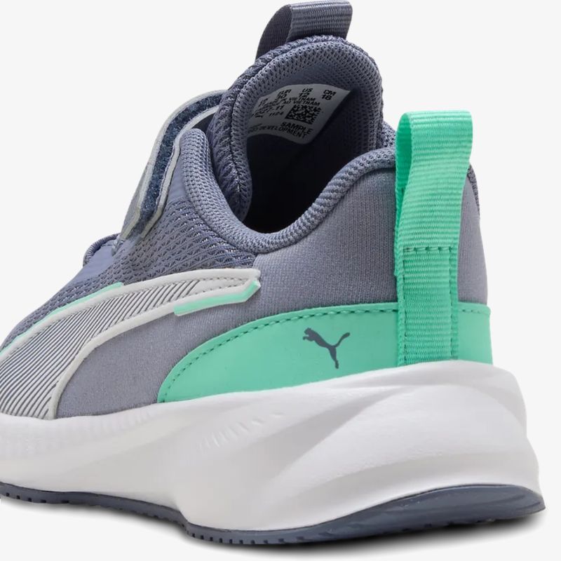 Rückansicht moderner Puma Sportschuh mit bequemem Polster, robustem Sohlenprofil und stylischem Design