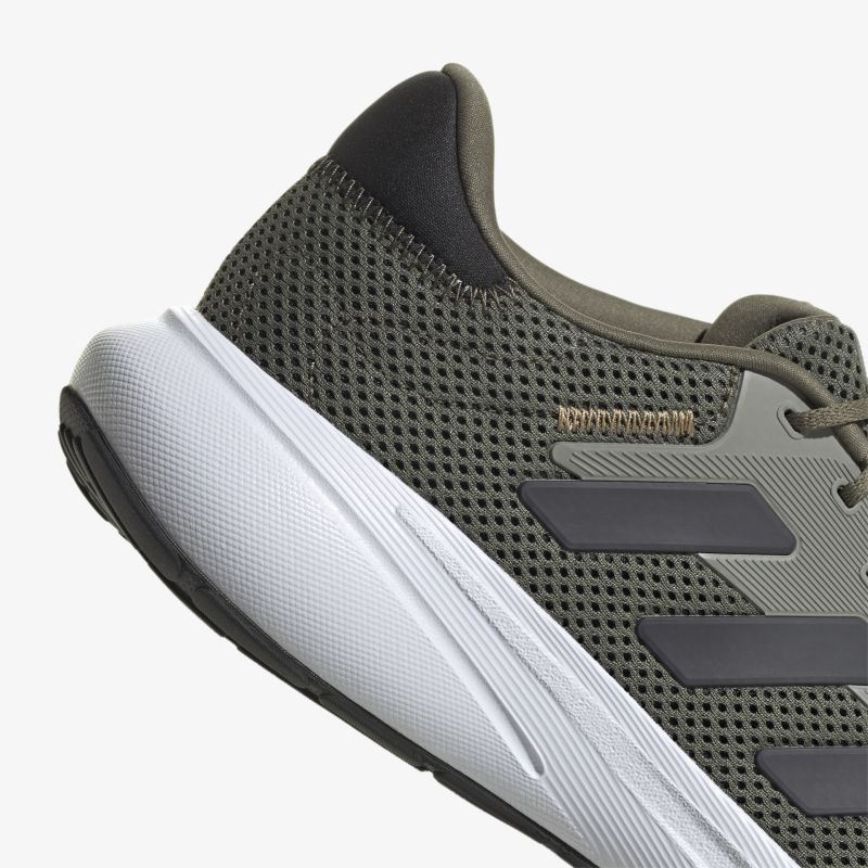 Moderner Sneaker mit atmungsaktivem Mesh-Obermaterial und stilvollem Design für optimalen Tragekomfort.