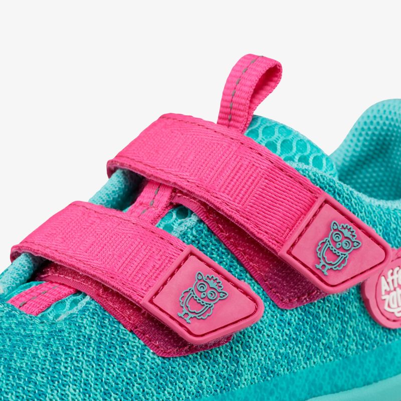 Bunter Kinderschuh mit Klettverschlüssen und atmungsaktivem Material für hohen Tragekomfort.