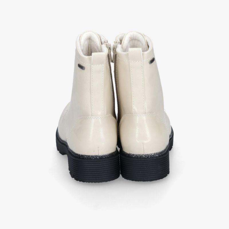 Cremefarbene Stiefel im Paar von hinten mit robustem schwarzen Sohlenrand und praktischem Reißverschluss