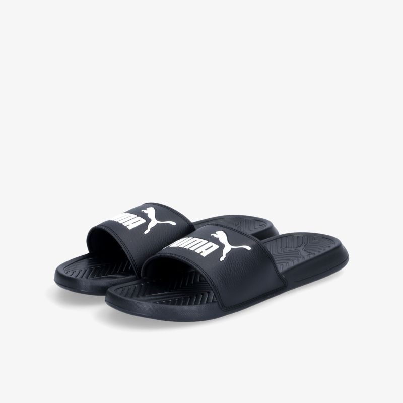 Bequeme schwarze Slipper mit Logo, ideal für Freizeit und Entspannung.
