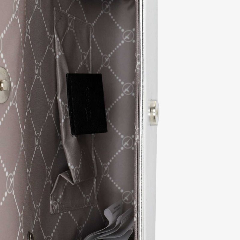 Detailaufnahme des Innenfutters mit hochwertiger Verarbeitung und praktischem Taschenfach für Organisation