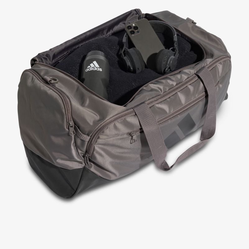 Geräumige und robuste Sporttasche mit mehreren Fächern und wasserabweisendem Material, ideal für vielfältigen Gebrauch