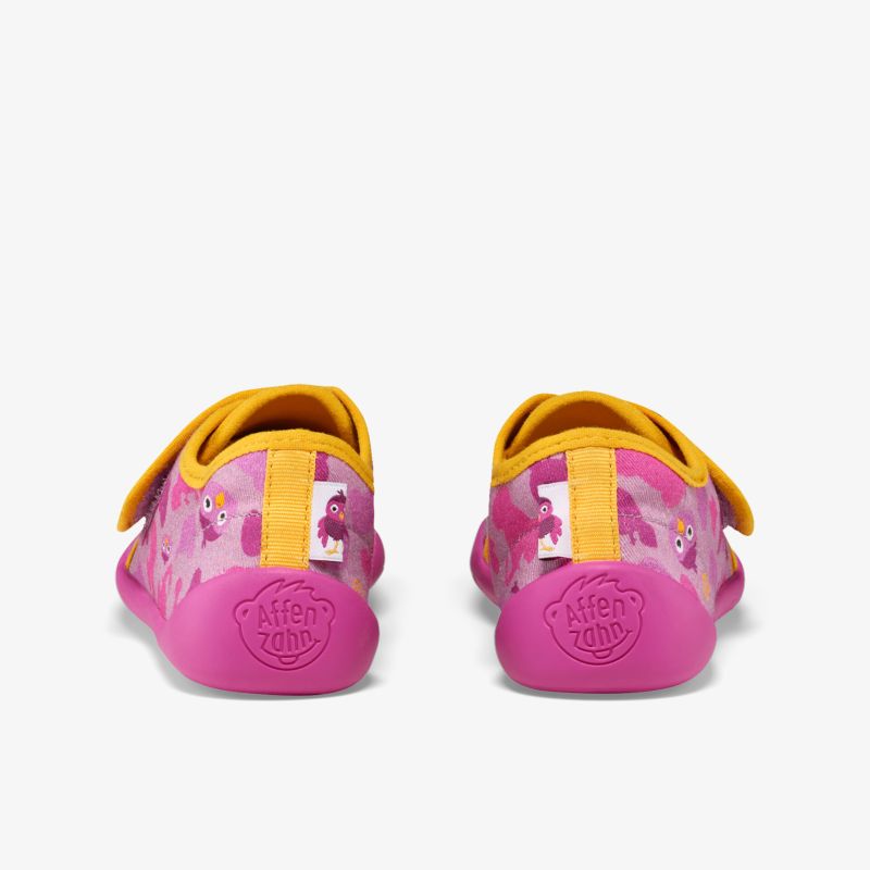 Rückenansicht von bunten Kinderschuhen in Pink und Gelb mit robuster Sohle und bequemem Sitz