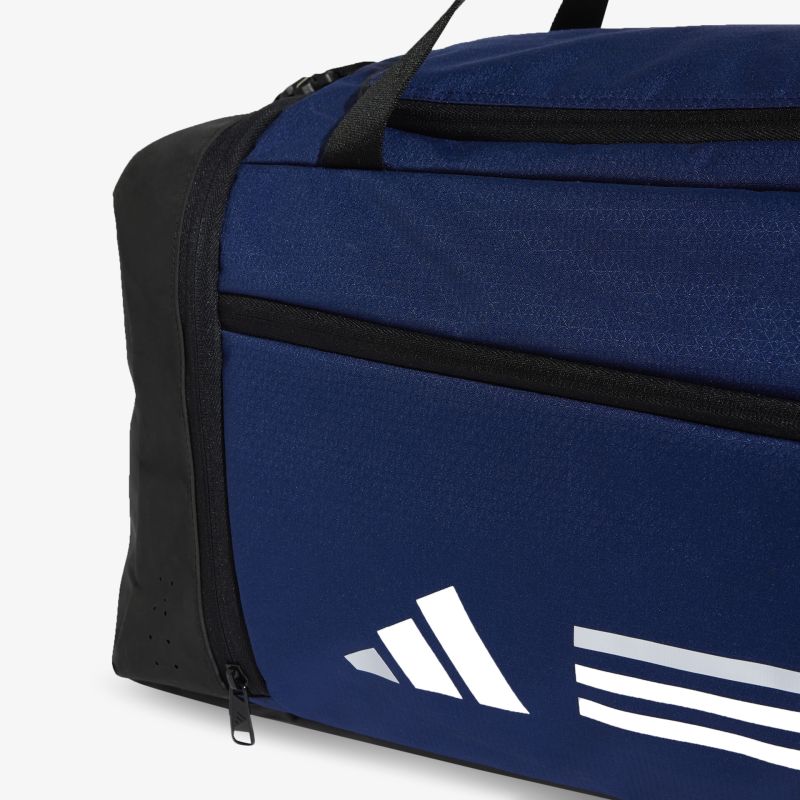 Detailaufnahme einer robusten blauen Sporttasche mit Reißverschluss und praktischem Tragegriff