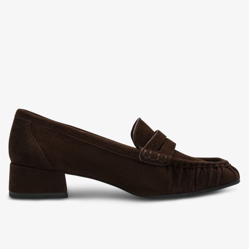 Eleganter brauner Veloursleder-Slipper mit bequemem Blockabsatz und feiner Naht in klarer Seitenansicht