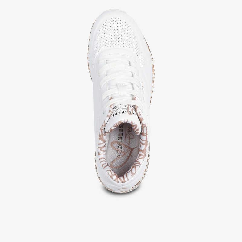 Moderner weißer Sneaker mit stilvollem Design und gepolstertem Rand für extra Komfort.