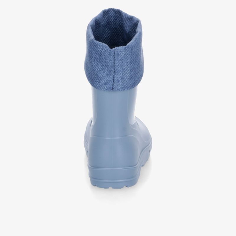 Blaue Gummistiefelette mit bequemem Schaft, robuster Profilsohle und klassischer Rückansicht auf weißem Hintergrund