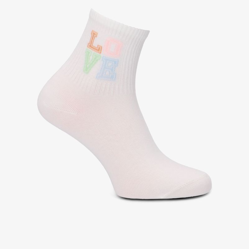 Bequeme Strümpfe mit buntem Love-Design in weichen Pastelltönen.