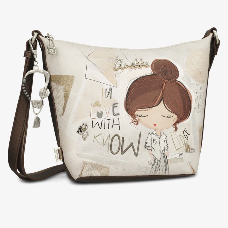 Modische Tasche mit verstellbarem Schulterriemen und auffälligem, stilvollem Motiv auf hellem Hintergrund