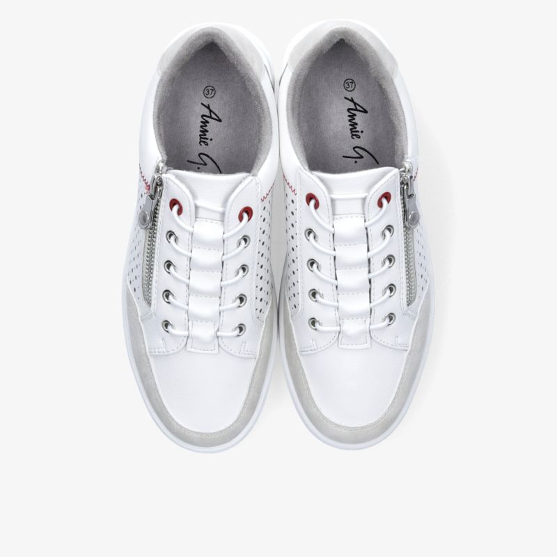 Weiße Sneaker mit atmungsaktivem Material und bequemer Passform in klarer Draufsicht