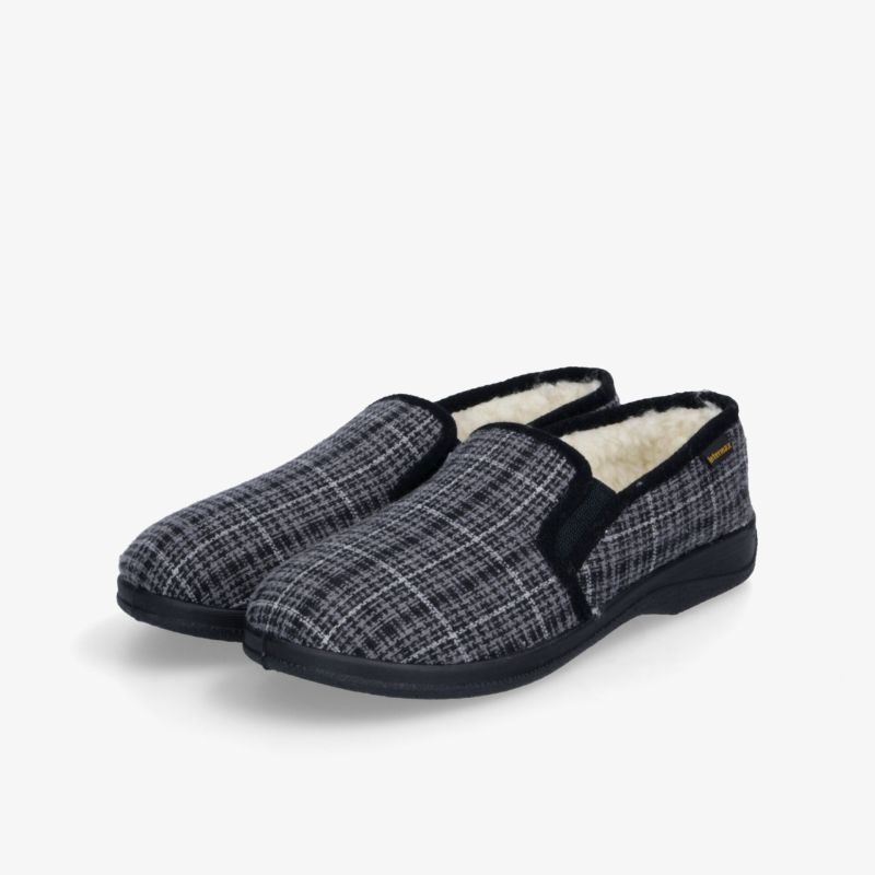 Bequeme karierte Hausschuhe mit weichem Futter und rutschfester Sohle für angenehmen Tragekomfort
