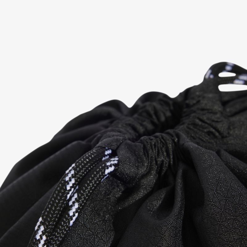 Detailaufnahme eines stabilen, elastischen schwarzen Zugbands mit kontrastierenden weißen Streifen für sicheren Halt