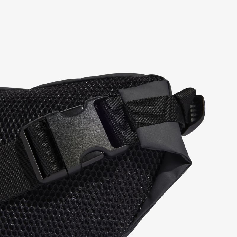 Detailaufnahme eines robusten schwarzen Verschlusses mit strapazierfähigem Gurt und sicherem Halt