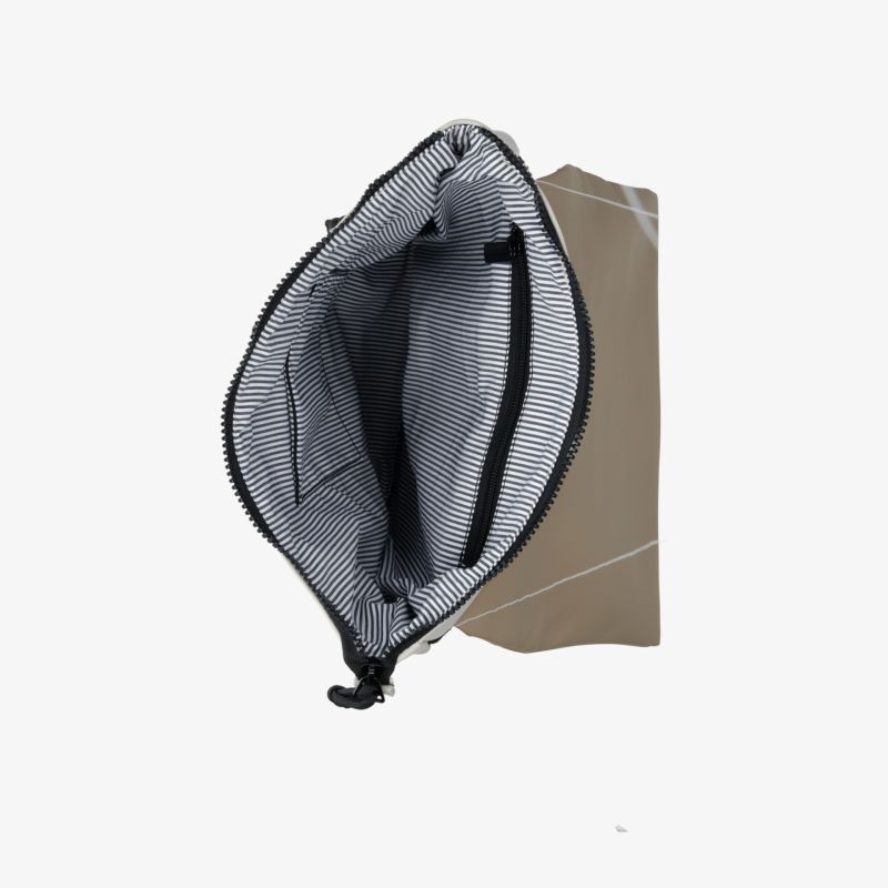 Offene faltbare Tasche mit geräumigem, gestreiftem Innenfach für einfachen Zugriff und praktische Aufbewahrung