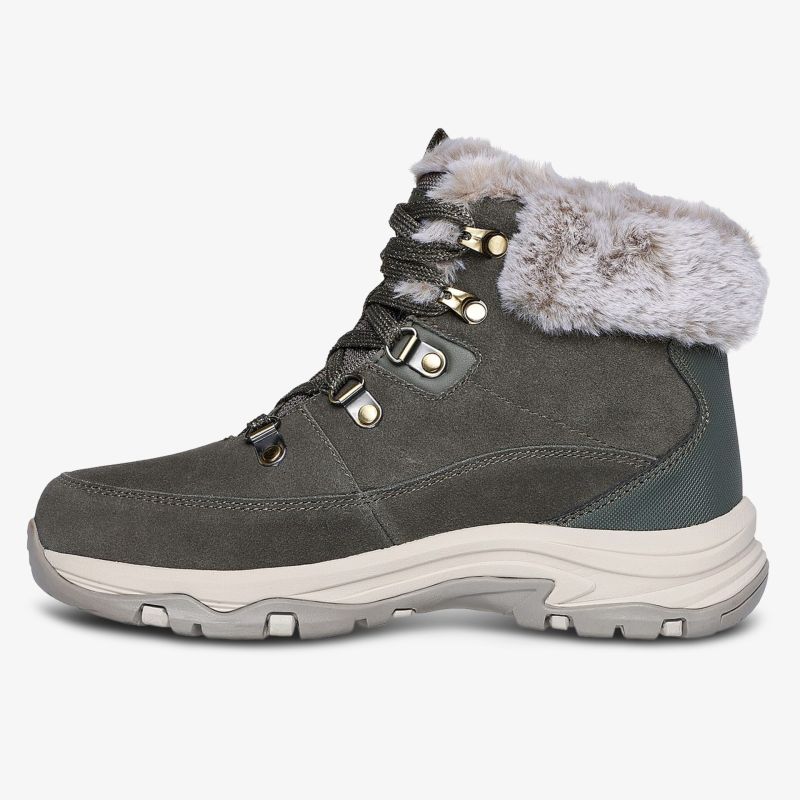Seitliche Ansicht eines warmen Winterstiefels mit rutschfester Sohle und kuscheligem Fell für hohen Tragekomfort