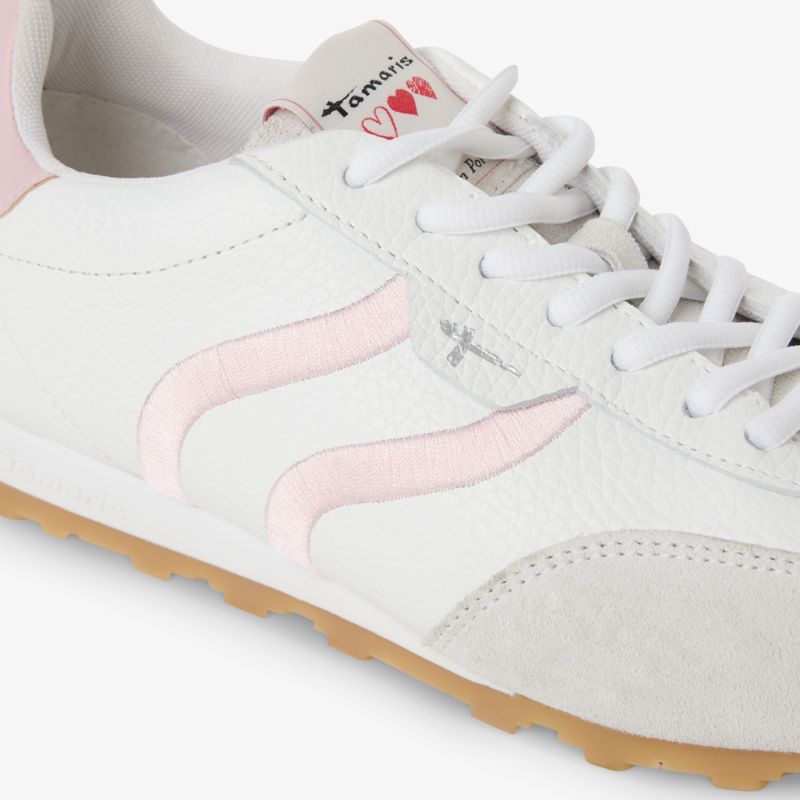 Moderner weißer Sneaker mit rosafarbenem Akzent und rutschfester Sohle. Ideal für täglichen Komfort.