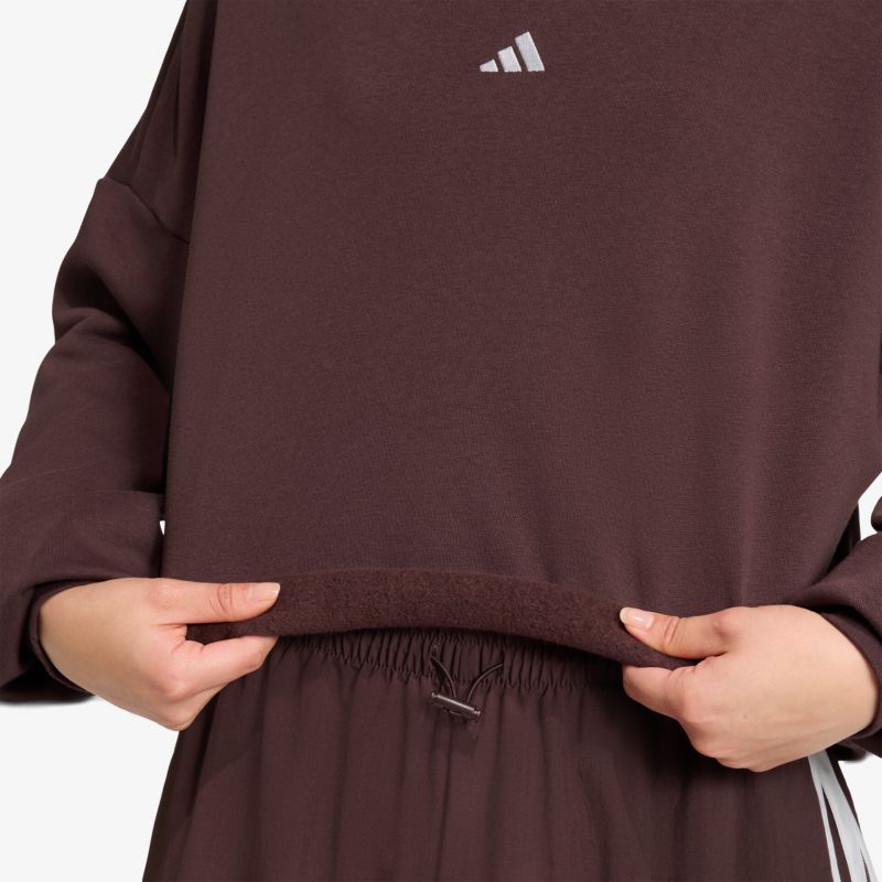 Nahaufnahme verstellbarer Kordelzug am Bund eines gemütlichen Sweatshirt-Sets in dunkler Farbe