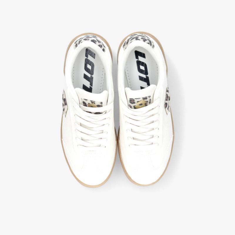 weißes Sneakerspaar von oben mit sportlichem Design, atmungsaktivem Material und leichter Sohle